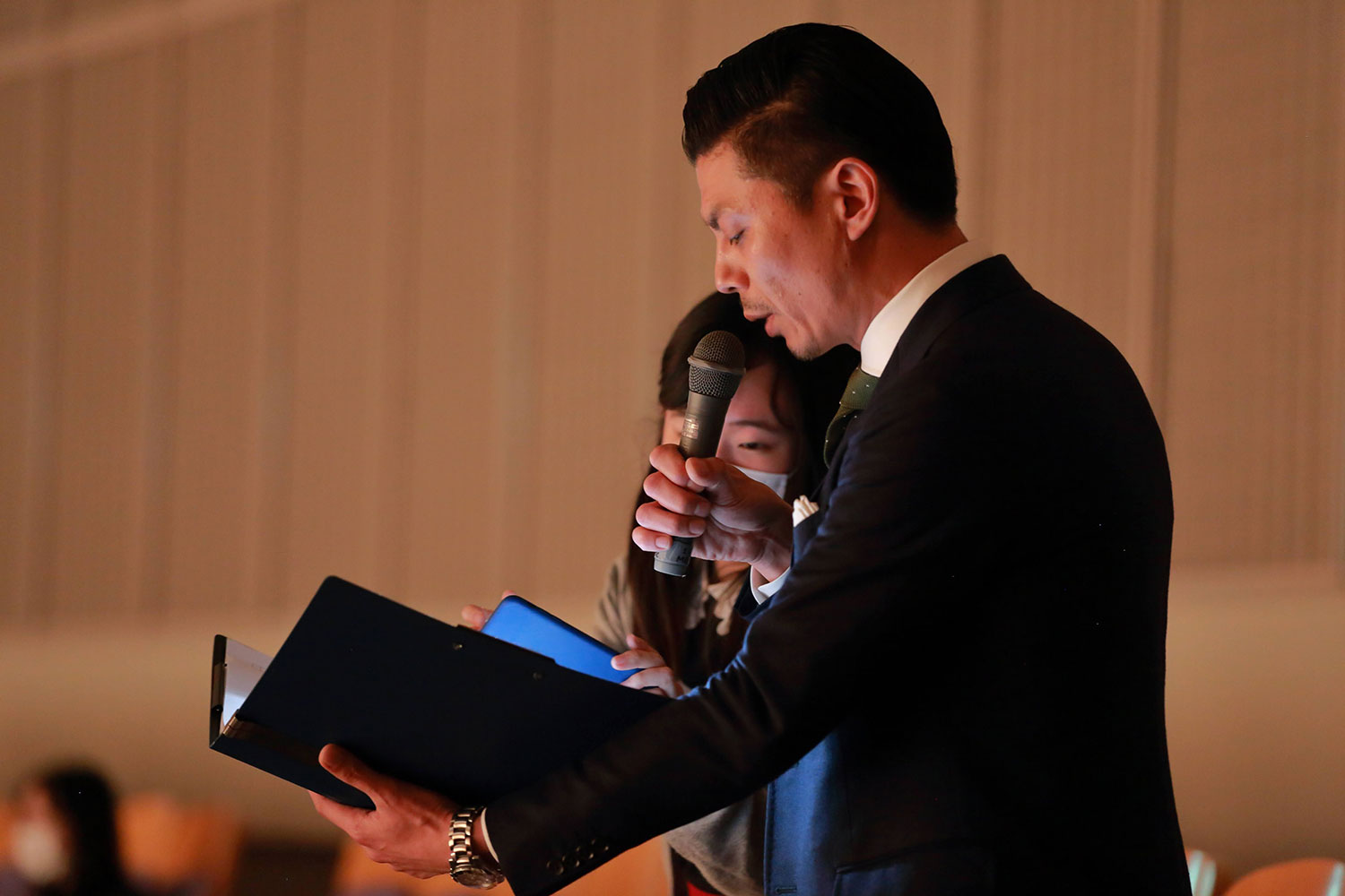 2階から司会をする松坂さん 2階から司会をする松坂さん