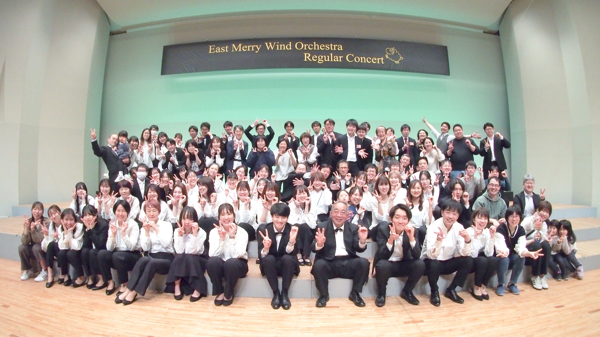 終演後にステージの雛壇で撮影した80名ほどの記念写真です 終演後にステージの雛壇で撮影した80名ほどの記念写真です